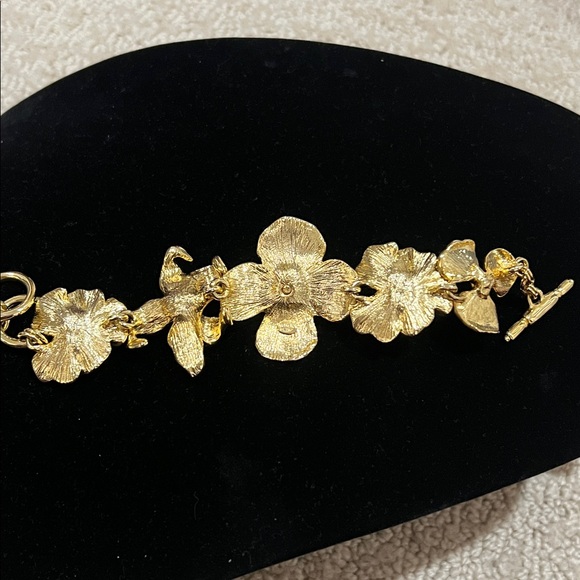 Kenneth Jay Lane Enamel Flower Bracelet with Stones. - Picture 4 of 5